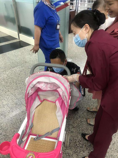 圖片1.png“真情服務(wù)”是讓旅客更加安心、放心、舒心的出行。行查室作為部門進港服務(wù)的最后一個環(huán)節(jié)，在日常工作中也很注重服務(wù)細節(jié)。6月10日，行查室工作人員幫助旅客打開嬰兒車，為她排憂解難。.png