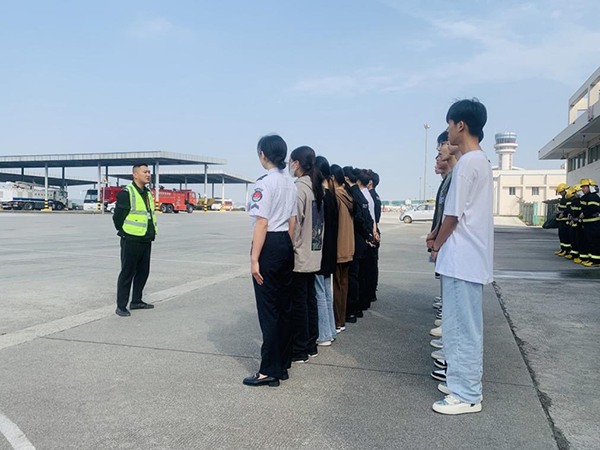 綿陽機(jī)場(chǎng)安檢站對(duì)閬中機(jī)場(chǎng)、民航校  實(shí)習(xí)生開展軍訓(xùn).png